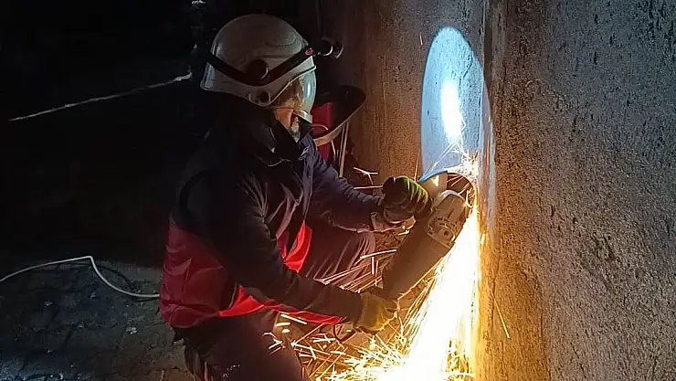 Van'da direk içerisine giren kedi kurtarıldı