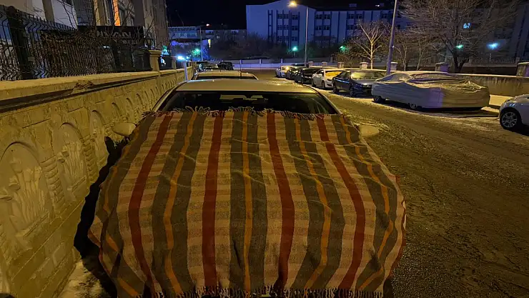 Ağrı'da Araçlar Battaniyelere Sarıldı