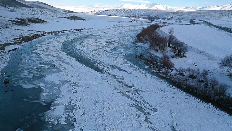 Ağrı'da Murat Nehri buza kesti