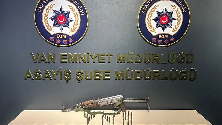 Van'da durdurulan otomobilden uzun namlulu silah çıktı
