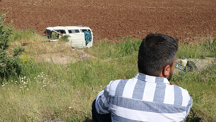 Ağrı'dan Denizli'ye giden minibüs şarampole uçtu 2'si bebek 16 yaralı