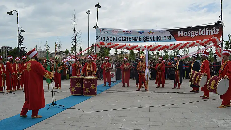 Ağrılılar Öğrenme Şenliğinde Eğlendi