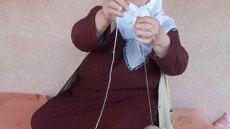 Teşi ile yün eğirerek çorap örmeye devam ediyor!