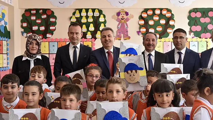 Vali Elban, öğrencilerin karne heyecanına ortak oldu