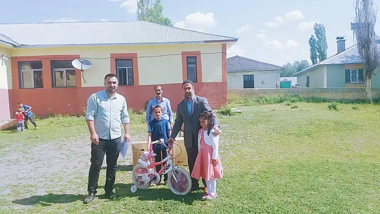 Fedakar öğretmenden öğrencilere karne sürprizi