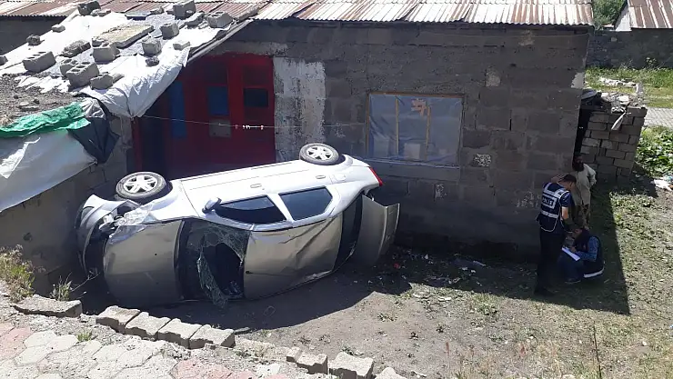 Ağrı şehir merkezinde otomobil bahçeye uçtu
