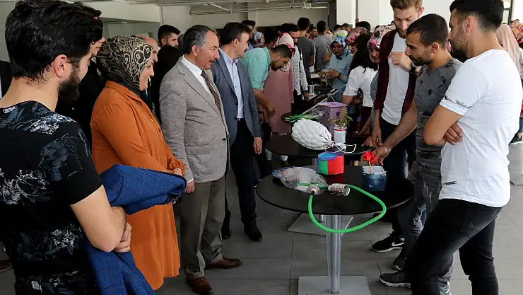 Ağrı İbrahim Çeçen Üniversitesi Öğrencileri 'Sıfır Atık Projesi' Materyal Sergisi Açtı