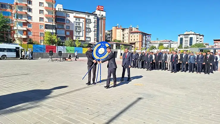 2025-2026 Eğitim-Öğretim Yılı İlköğretim Haftası Kapsamında Çelenk Sunma Töreni Düzenlendi