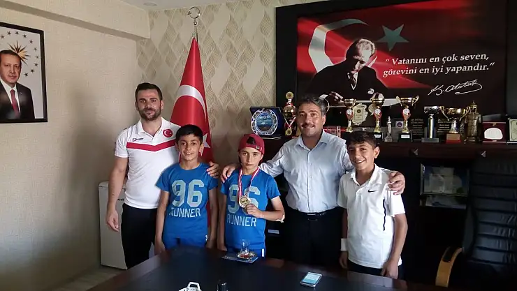 Ağrılı minik tenisçi şampiyon oldu