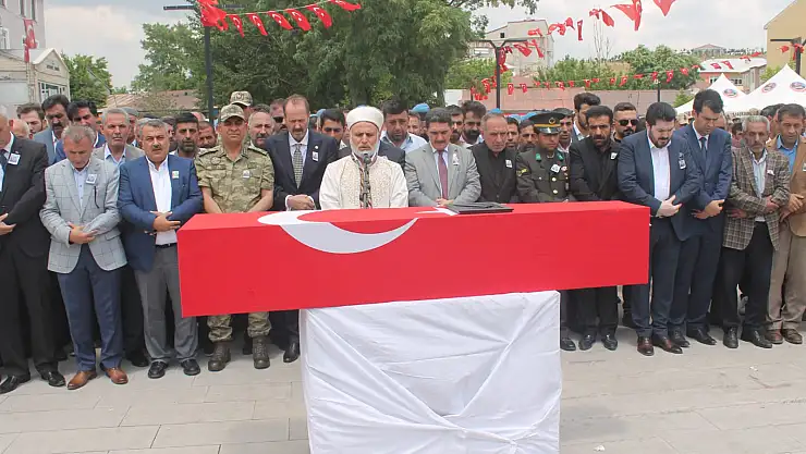 Ağrı halkı şehidini gözyaşlarıyla toprağa verdi
