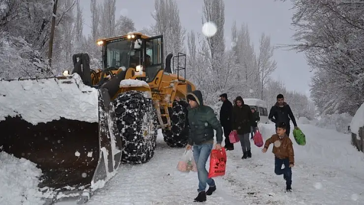Hakkari'de kar ve tipi etkili oldu
