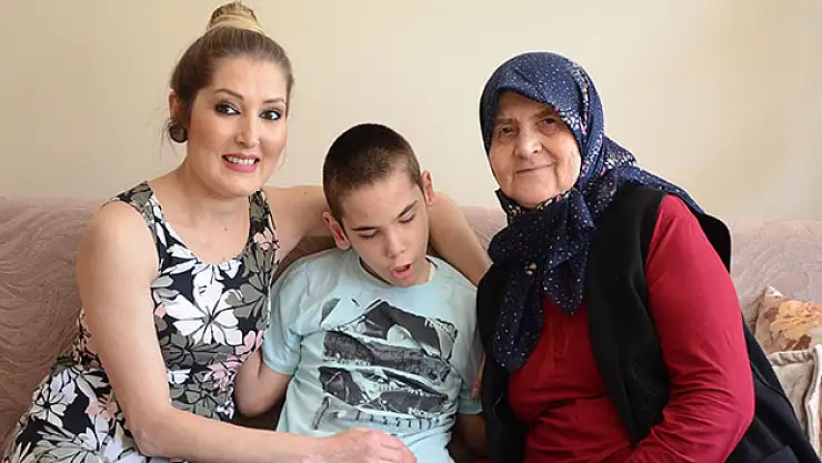 Engelli çocuğuna bebek gibi bakıyor