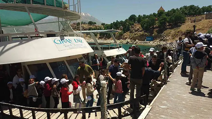 '22. Akdamar Çocuk ve Gençlik Tiyatroları Şenliği, Adada Renkli Anlarla Sona Erdi!'