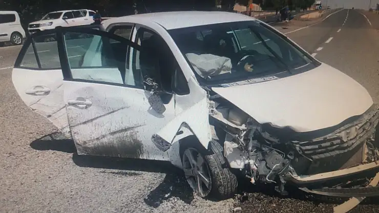 Ağrı'da otomobil ile traktör çarpıştı: 3 yaralı