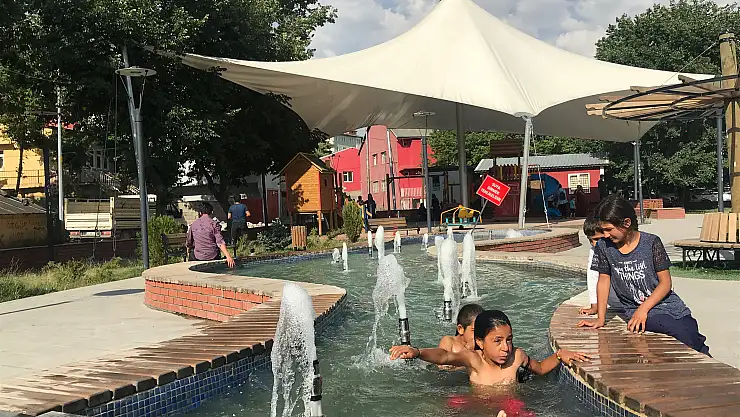Ağrı'da sıcaktan bunalan çocuklar süs havuzunda serinlediler