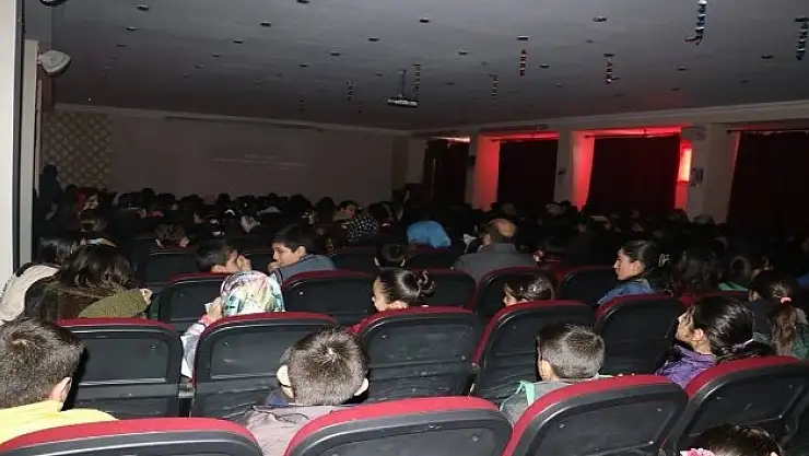 Tutaklı öğrenciler sinema ile tanıştı