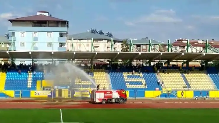 Ağrı'da sıcaktan bunalan taraftarı itfaiye serinletti