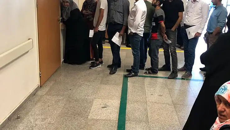 Ağrı Devlet Hastanesi'ne gelen acil hastalar ayakta sıra bekliyor