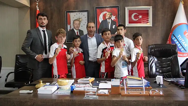 Tutaklı gençler derece ile döndüler