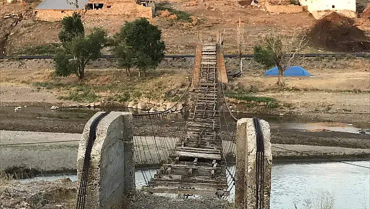 Ağrı'da Tarihi Asma Köprü onarılmayı bekliyor