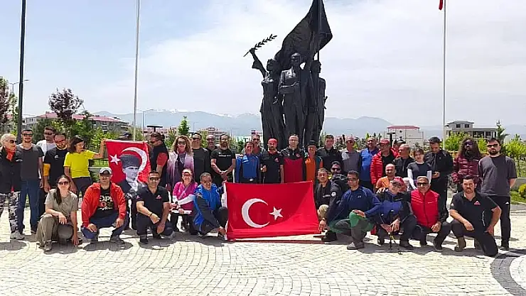 3 Ülke 1 Zirve: Dağcılar Küçük Ağrı Dağı'nda Kurtuluş Mücadelesi'ni andı