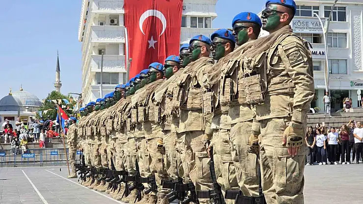 30 Ağustos Zafer Bayramı'nda Komandoların Etkileyici Gösterisi İzleyicilerden Tam Not Aldı!