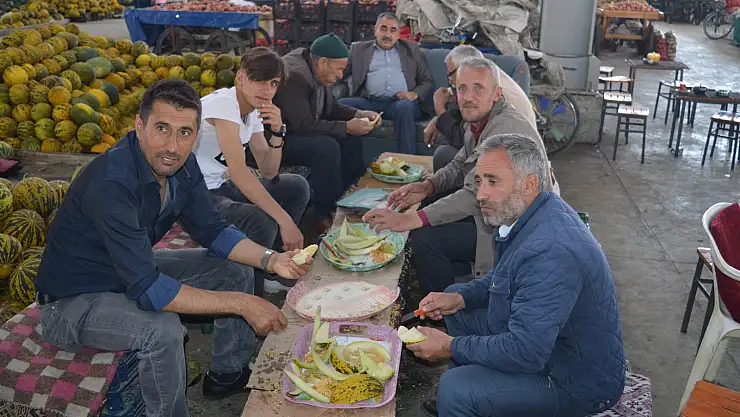 Ağrı'da Çay Yerine Kavun İkram Ediliyor