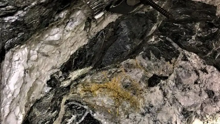 Altınla kaplı kaya parçalar bulundu