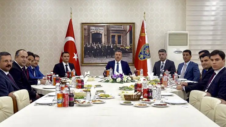 Ağrı'da veda yemeği verildi