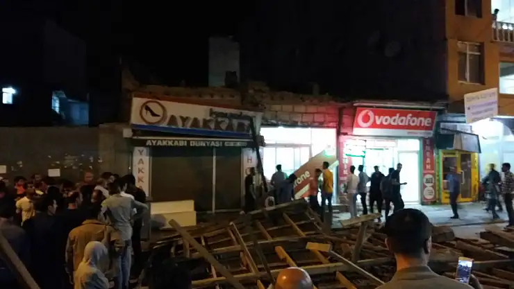 1 vatandaş çatıların altında kalmaktan saniyelerle kurtuldu