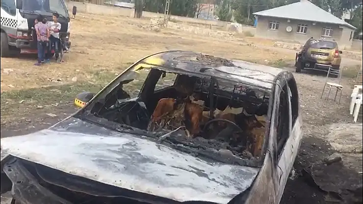 Ağrı'da 2 taksi kundaklandı