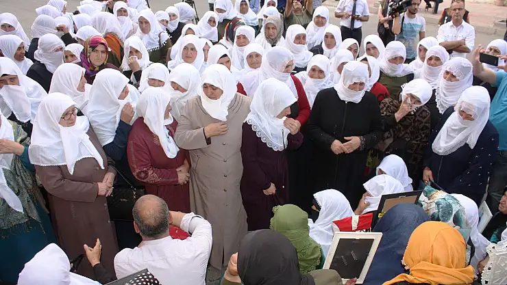 Beyaz tülbentli Ağrılı anneler Diyarbakır'da