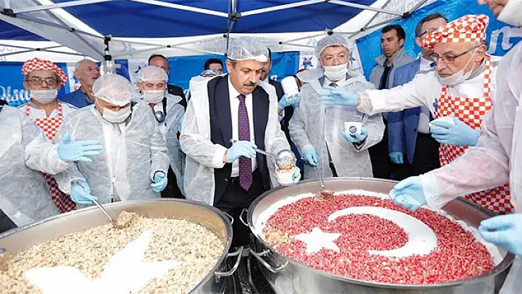Türk bayraklı aşureye yoğun ilgi