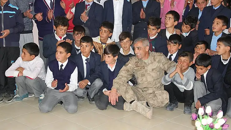 Ağrı'da öğrenciler ve askerlerin sevgisi yürekleri ısıttı