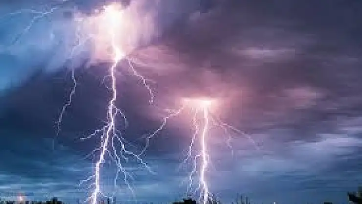 Dünya'nın en yüksek ikinci kulesine yıldırım çarptı