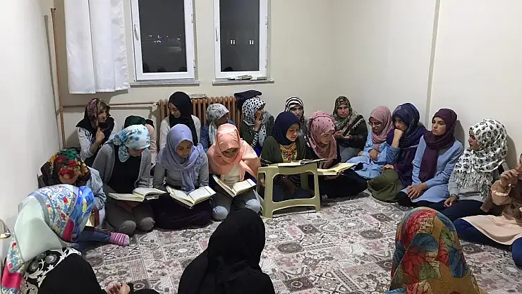 Ağrı'da öğrenciler Mehmetçik için Fetih Suresi'ni Okuyup dua etti