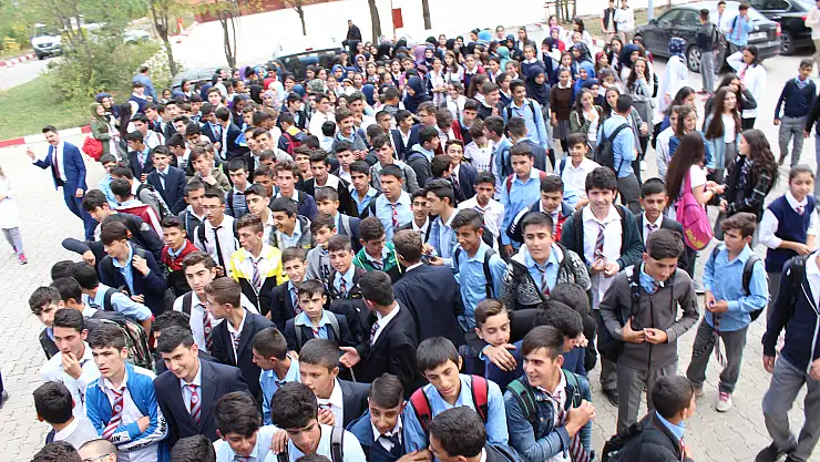 2 bin öğrenci simülasyon tırında deprem sarsıntısını yaşadı