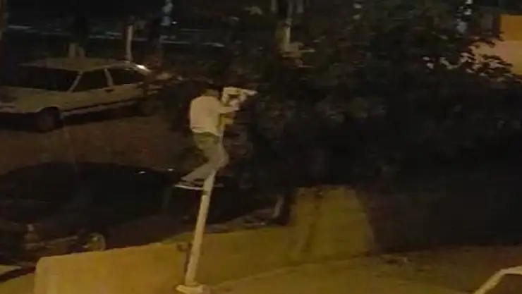 Güvenlik kamerasını çalan hırsız