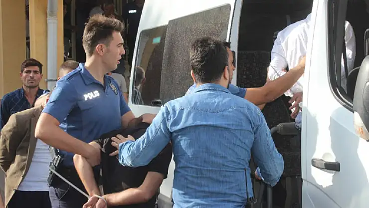 Adliye önünde kavga yaralı ve gözaltılar var