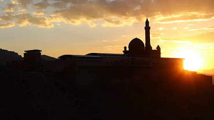 İshak Paşa Sarayı'nda turist yoğunluğu