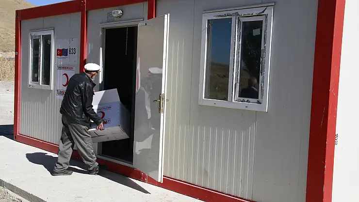 55 yıllık aşkıyla tanınan 'Memiş Dayı'ya Kızılay konteyner ev verdi