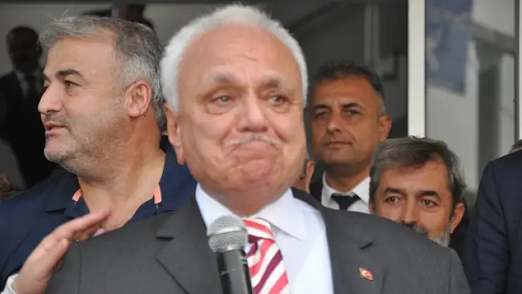 Eski Bakan gözyaşlarına boğuldu