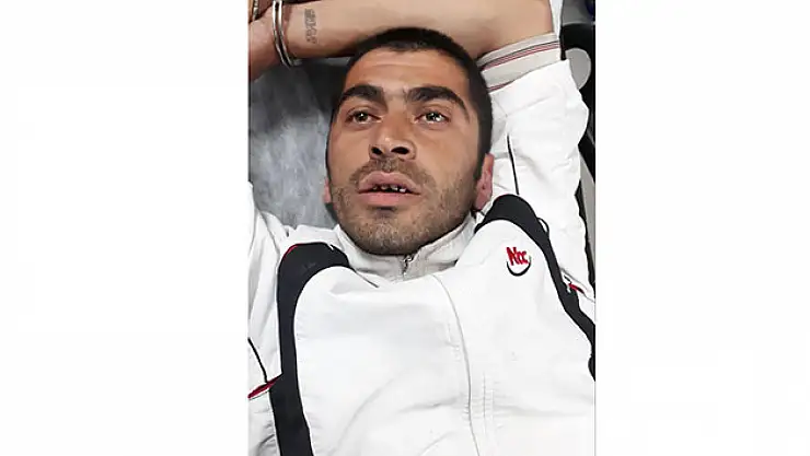 Önüne geleni bıçakladı