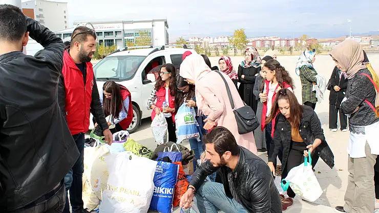 Gönüllü öğrenciler göçmenleri giydirdi