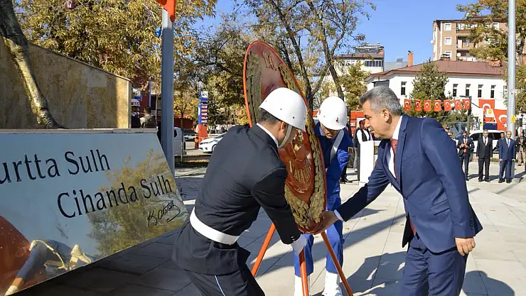 Ağrı'da 29 Ekim Cumhuriyet Bayramı dolayısıyla tören düzenlendi