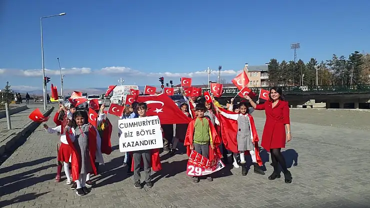 Ağrılı öğrenciler  'Cumhuriyet Bayramı'nı marşlar söyleyerek kutladılar