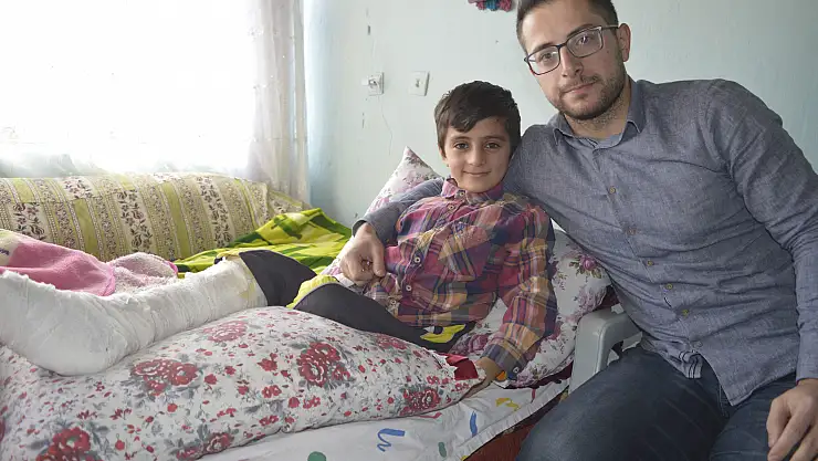 Fedakar öğretmen öğrencisine evde ders anlatıyor