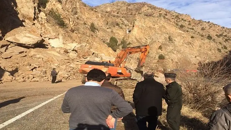 Heyelan yolları kapadı