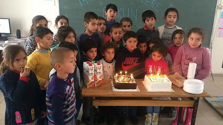 Köy çocuklarıyla doğum günlerini kutluyorlar