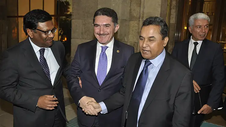 Çelebi, Bangladeşli Bakan'a darbecilerin bombaladığı Meclis'i anlattı